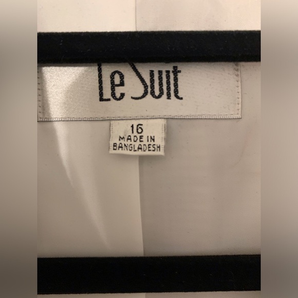 Le Suit Beautiful top. NWT. Size 16 - Picture 8 of 10